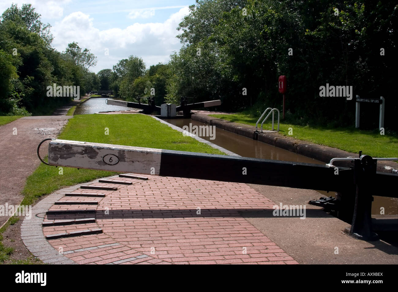 Blick auf eine Sperre auf dem Kanal von dem Leinpfad Stockfoto