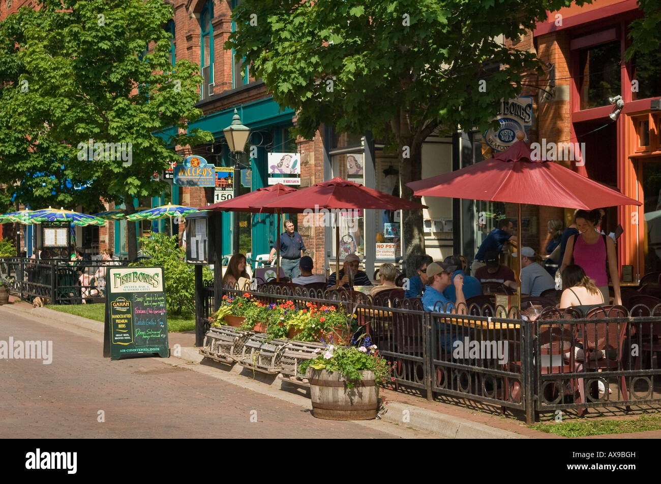 Straßencafé und Geschäfte auf Victoria Zeile Charlottetown Prince Edward Island Kanada Stockfoto