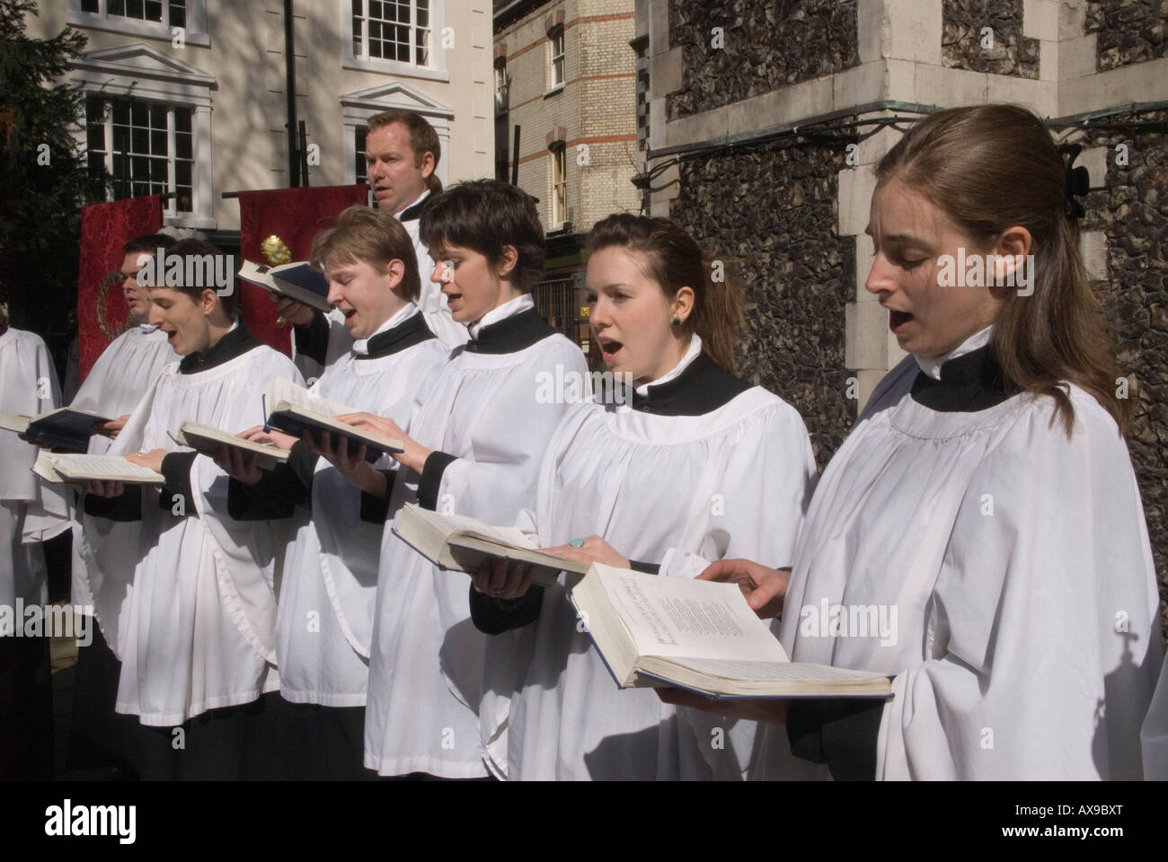 Kirche Chor singen Jugendliche jungen Menschen Butterworth Charity Ostern Karfreitag Priory Kirche des St. Bartholomews der großen London-UK Stockfoto