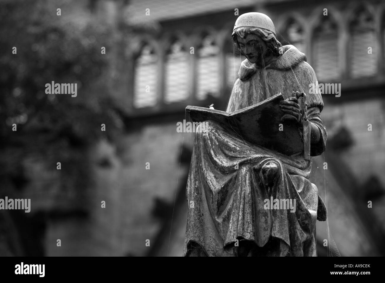 Skulptur eines Mönches im Garten des Dom-Kirche in Utrecht, Niederlande Stockfoto