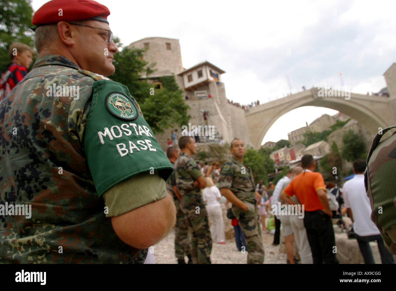 Internationale militärische Beobachter an der Klippe Tauchen Wettbewerb in Mostar. Stockfoto