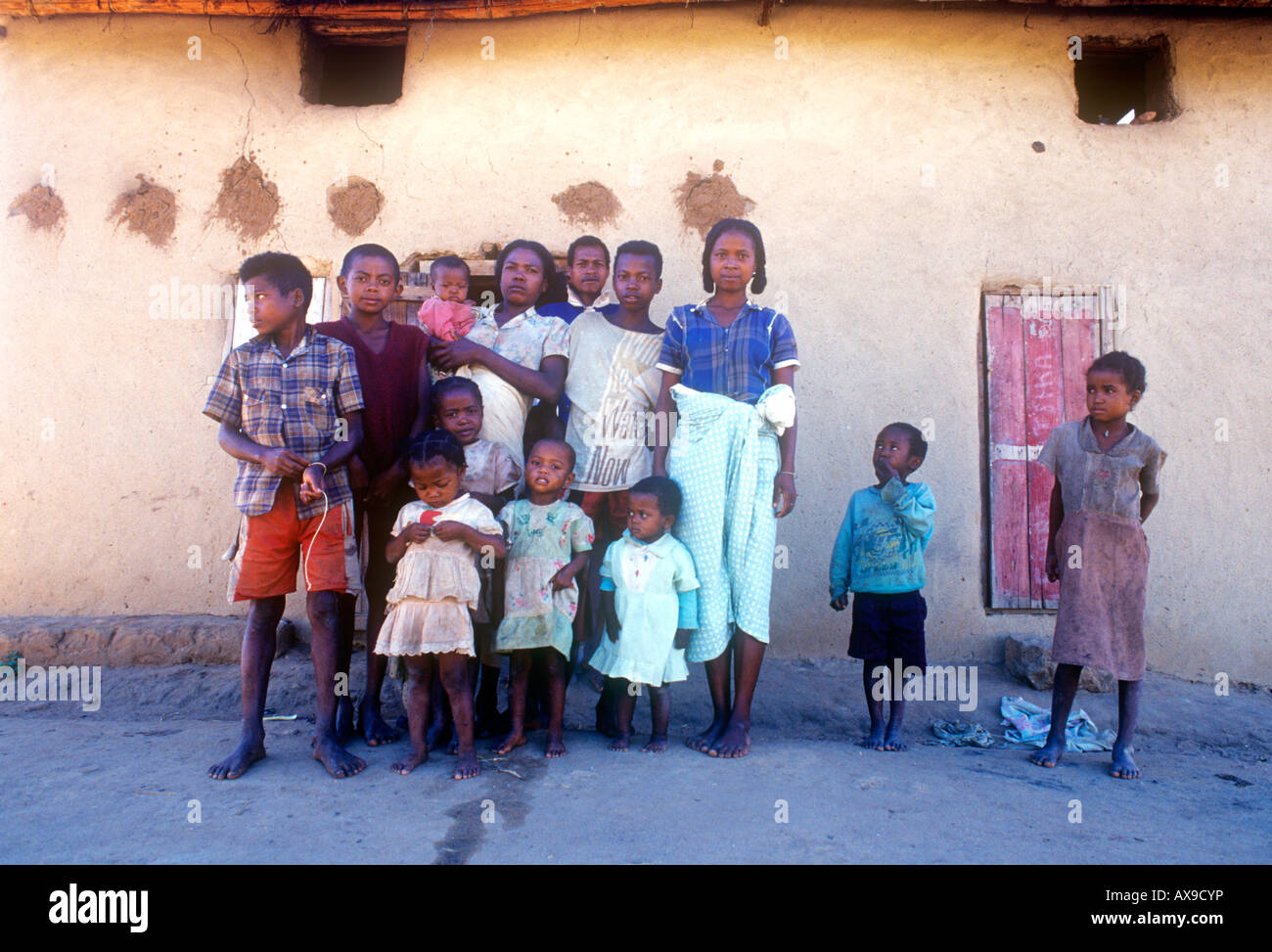 Große Familie vor ihrem Haus Vaotavo Dorf Süd-Madagaskar Stockfoto