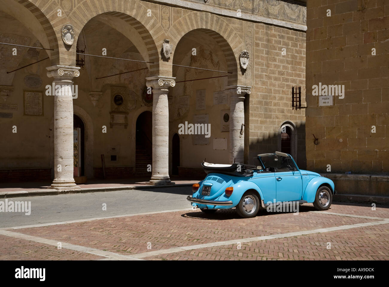 blaue open Top VW Käfer geparkt mit der Spitze nach unten Stockfoto