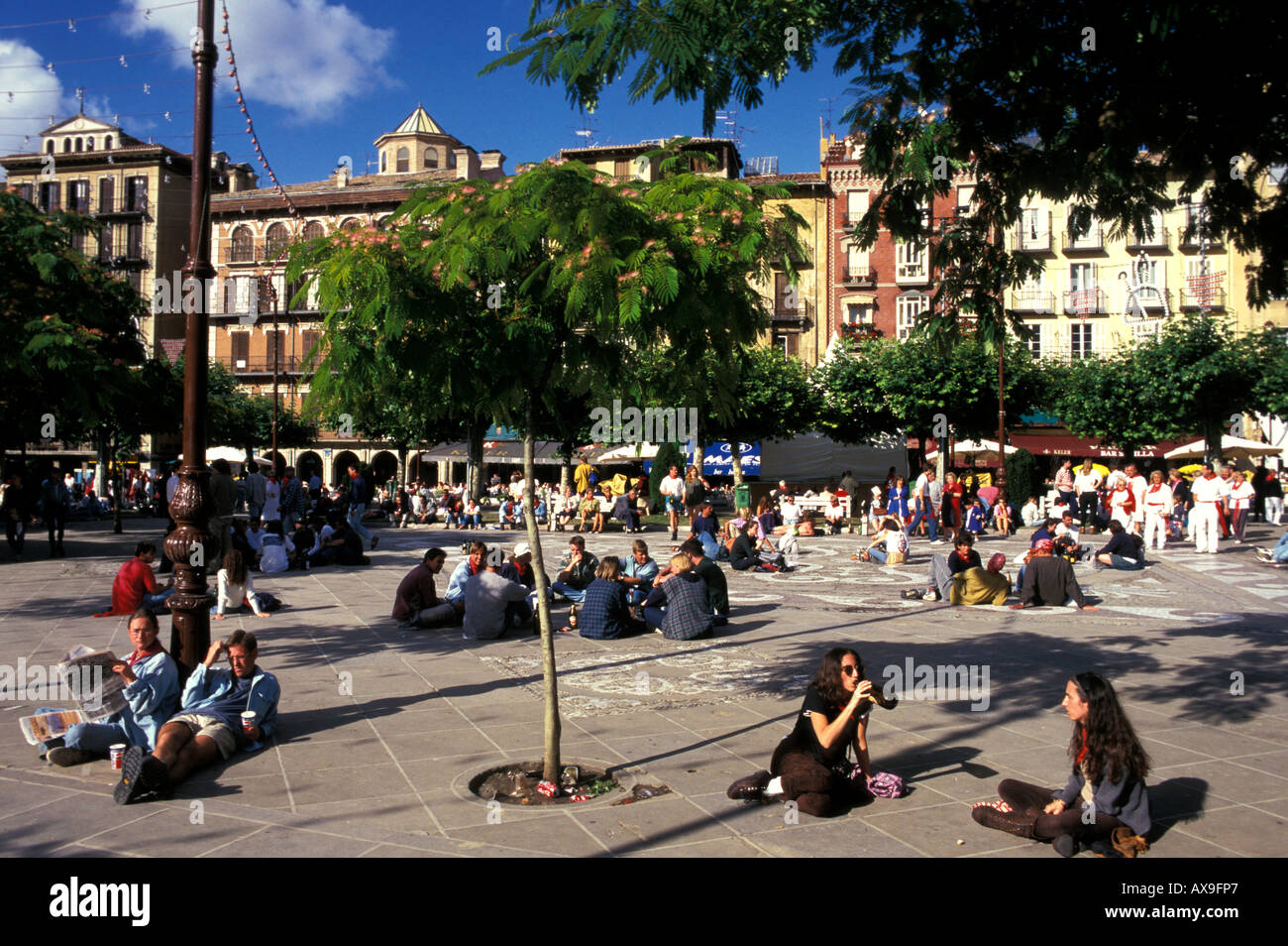 Leute sitzen herum, Plaza del Castillo, Fiesta de San Fermin, Pamplona, Navarra, Spanien Stockfoto