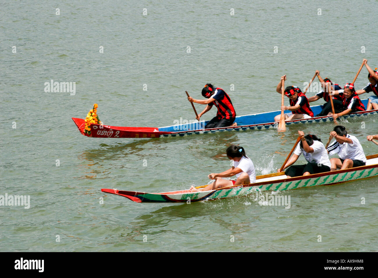 Bis auf die Zeile Rennen Boot Vang Viang Stockfoto