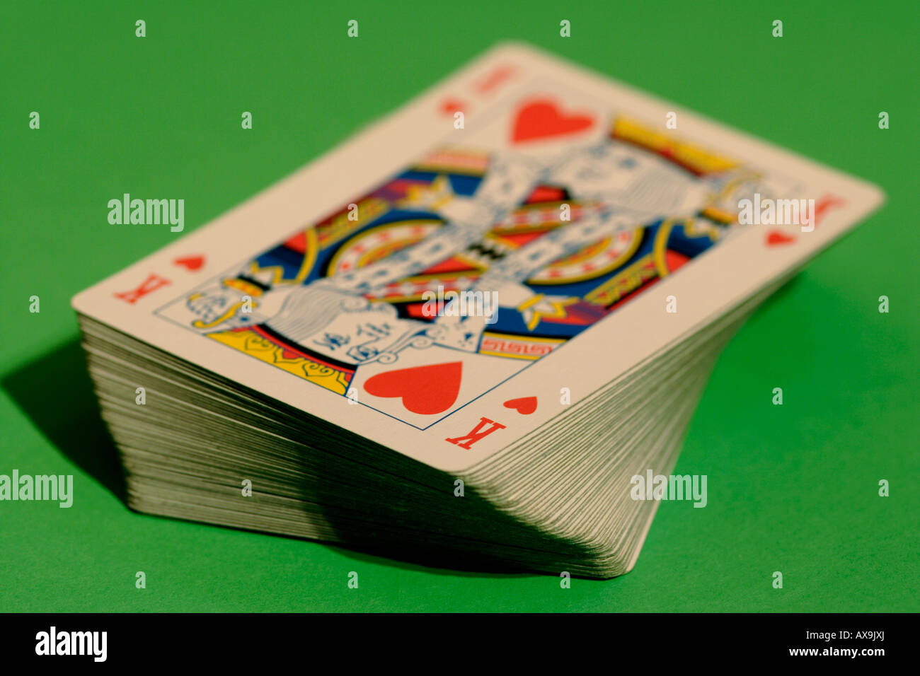 Deck von 52 Spielkarten mit König der Herzen an der Spitze hautnah Stockfoto