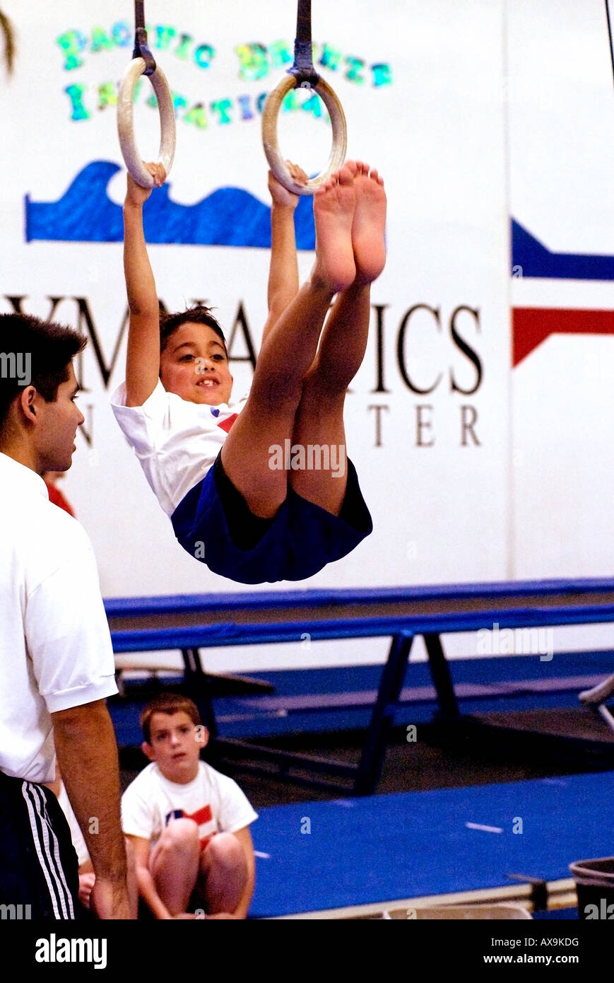 Trainer stellen junge auf Gymnastik Ringen während Demonstration treffen auf U S Gymnastik Center California USA Stockfoto