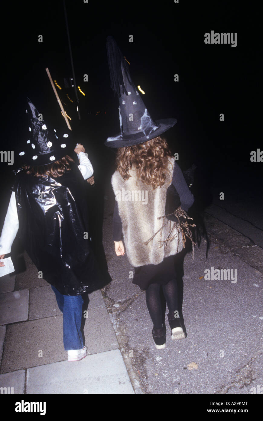 Zwei junge Mädchen, verkleidet als Hexen Halloween-Nacht in den Straßen Stockfoto