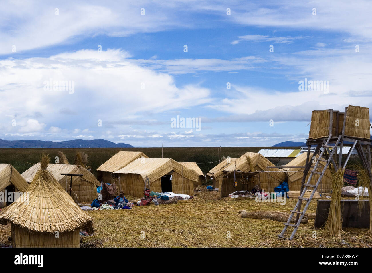 Uros indische Gemeinde Siedlung auf einem Reed Bett Insel, Titicacasee, Peru, Südamerika. Stockfoto