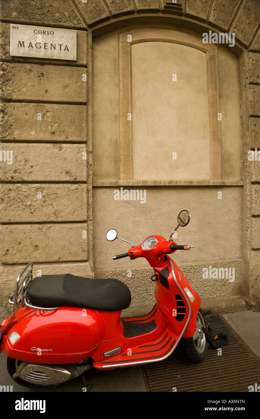 EINE ROTE VESPA GEPARKT ENTLANG DES CORSO MAGENTA Stockfoto