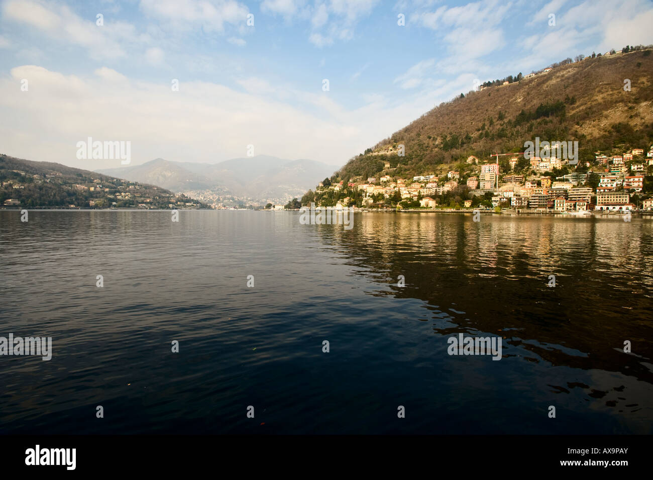 HILLSIDE-HÄUSER ENTLANG COMER SEE COMO ITALIEN Stockfoto