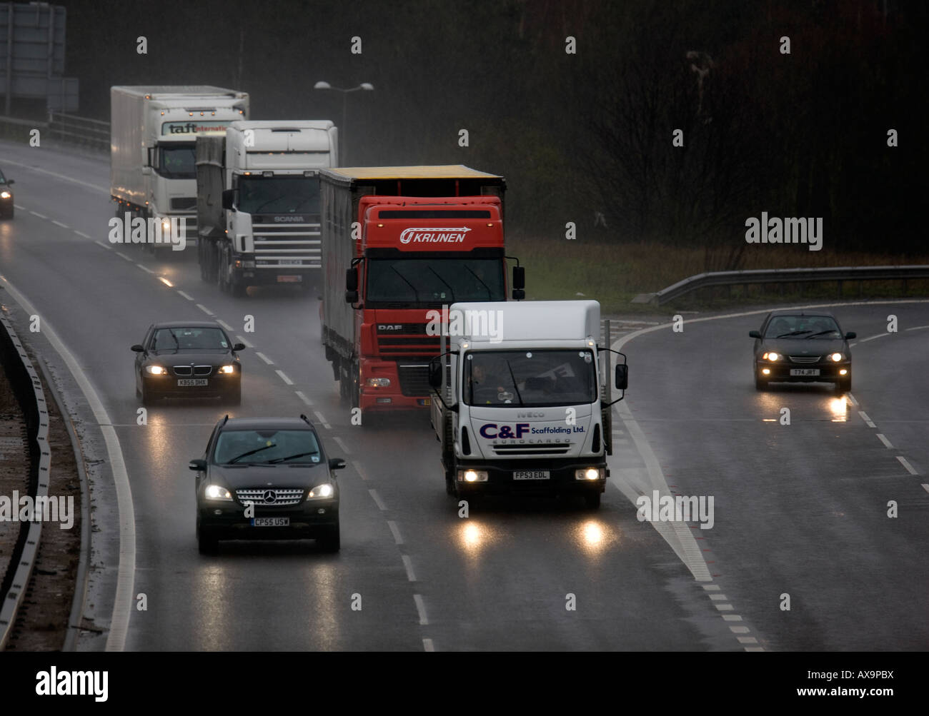 Schwerverkehr und Regen markieren den Beginn der Ostern Rush Heimat im nördlichen Teil von der M25 in Essex Stockfoto