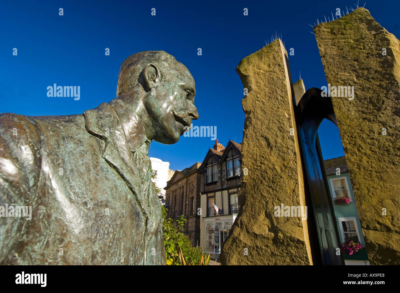 Statue von Sir Edward Elgar an der Spitze der Church Street in Great Malvern Worcestershire Stockfoto