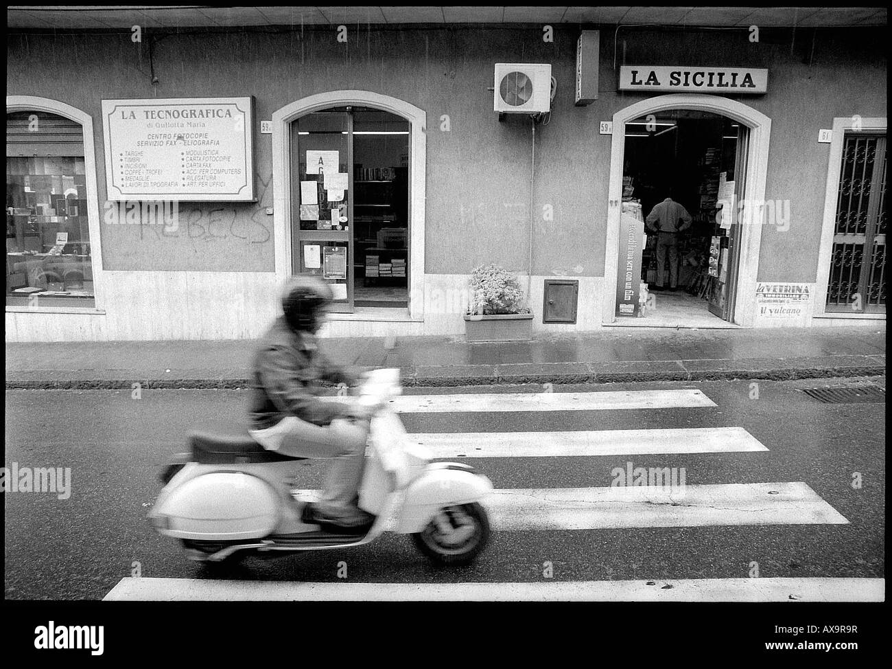 Mann auf einem Motorroller, Sizilien, Italien Stockfoto