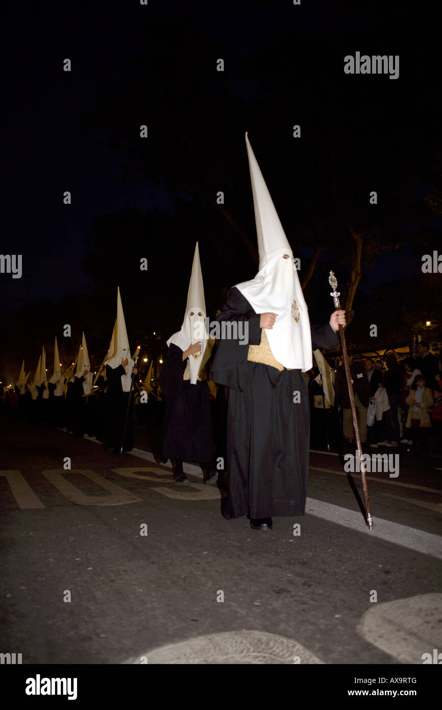 Büßer März bei der Semana Santa Parade Malaga, Spanien Stockfoto