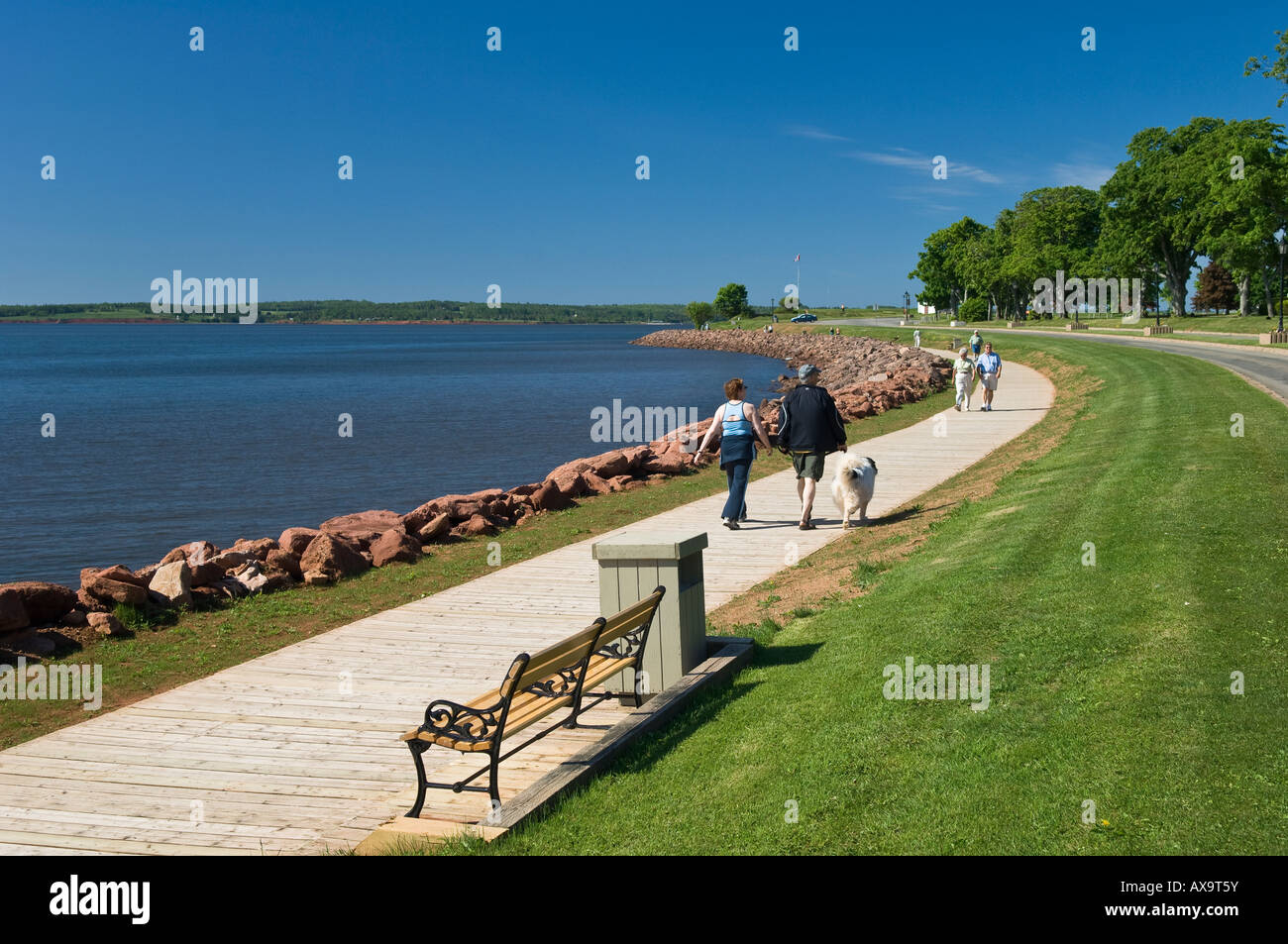 Menschen zu Fuß auf Wasser Weg in Victoria Park Charlottetown Prince Edward Island Kanada Stockfoto