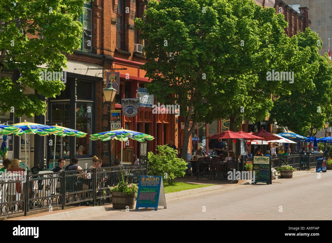 Straßencafés und Geschäfte an der Victoria Zeile Charlottetown Prince Edward Island Kanada Stockfoto