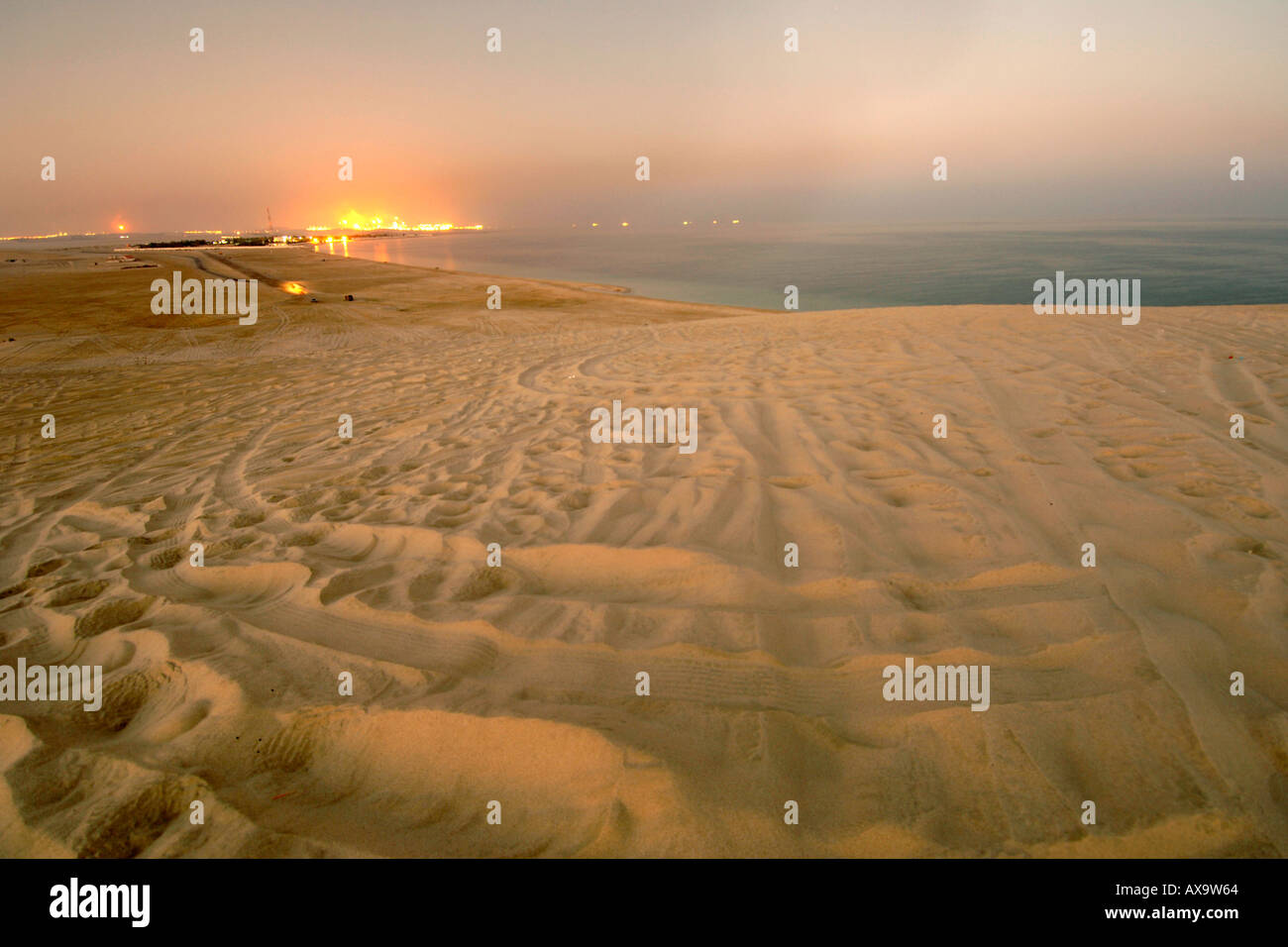 Industrielle Raffinerie von Binnenmeer (Khor al Adaid) im südlichen Katar gesehen. Stockfoto