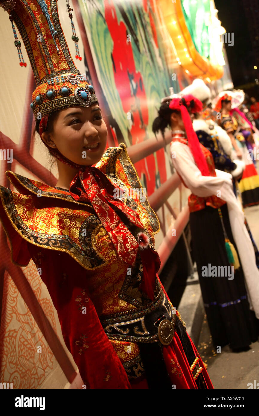 Eine Mädchen Modelle eine traditionelle chinesische Kleidung während der Lantern Festival Victoria Park Hong Kong China Stockfoto