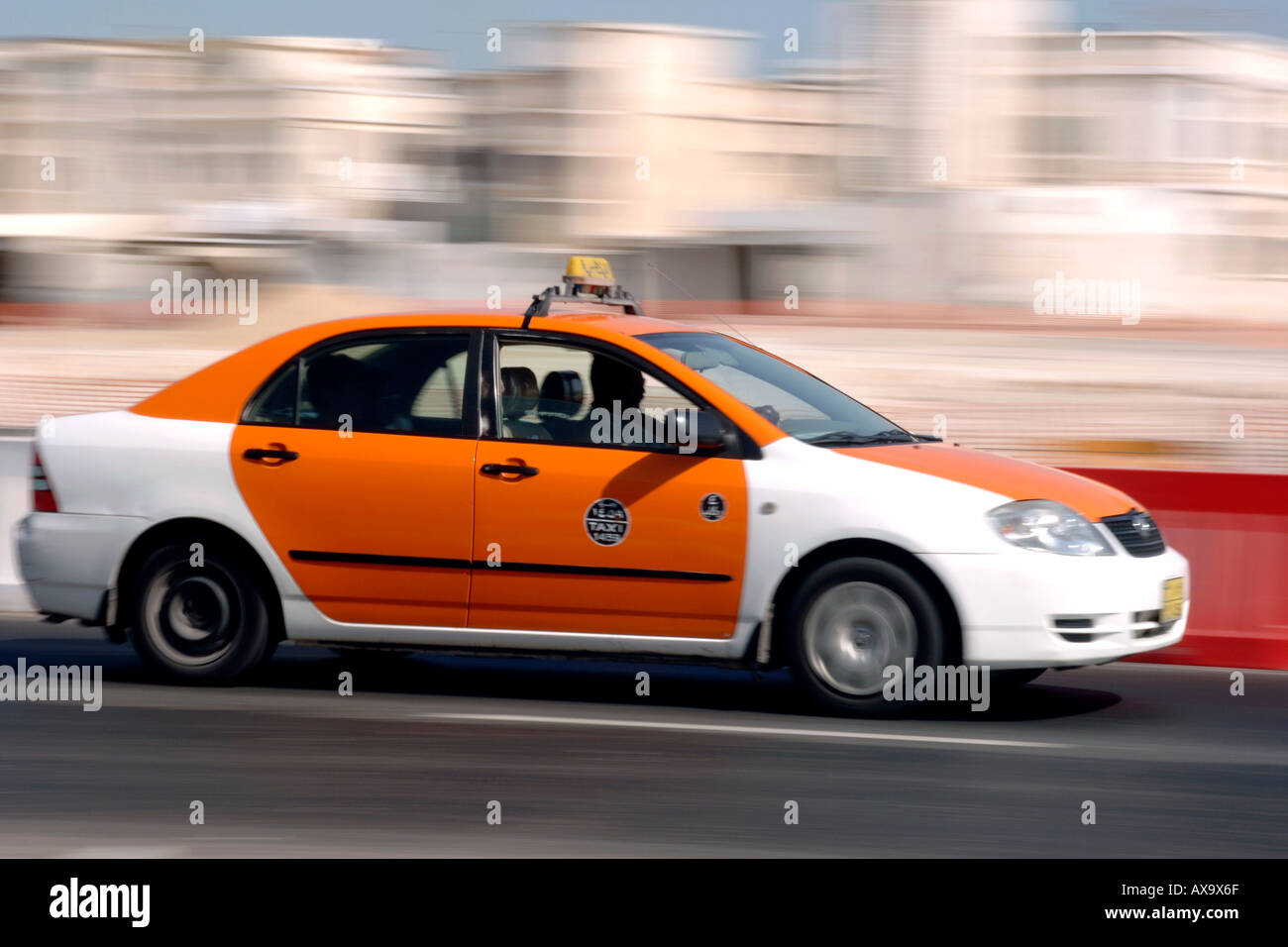 Orange-weißen Taxi Doha, Qatar. Stockfoto