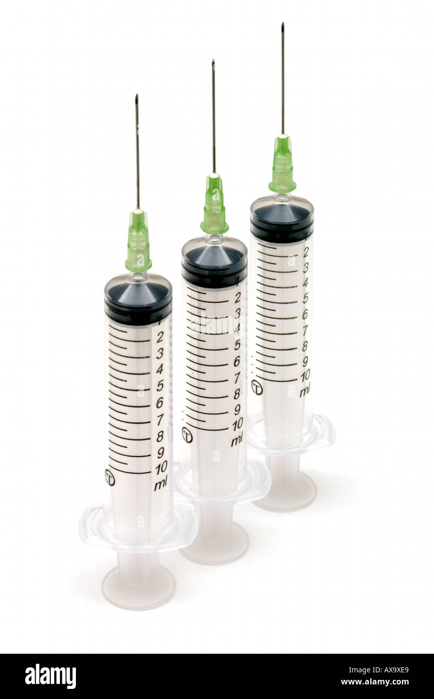 3 drei 10ml-Einweg-Kunststoff-Spritzguss-Spritze mit Nadel auf weißem Hintergrund Stockfoto