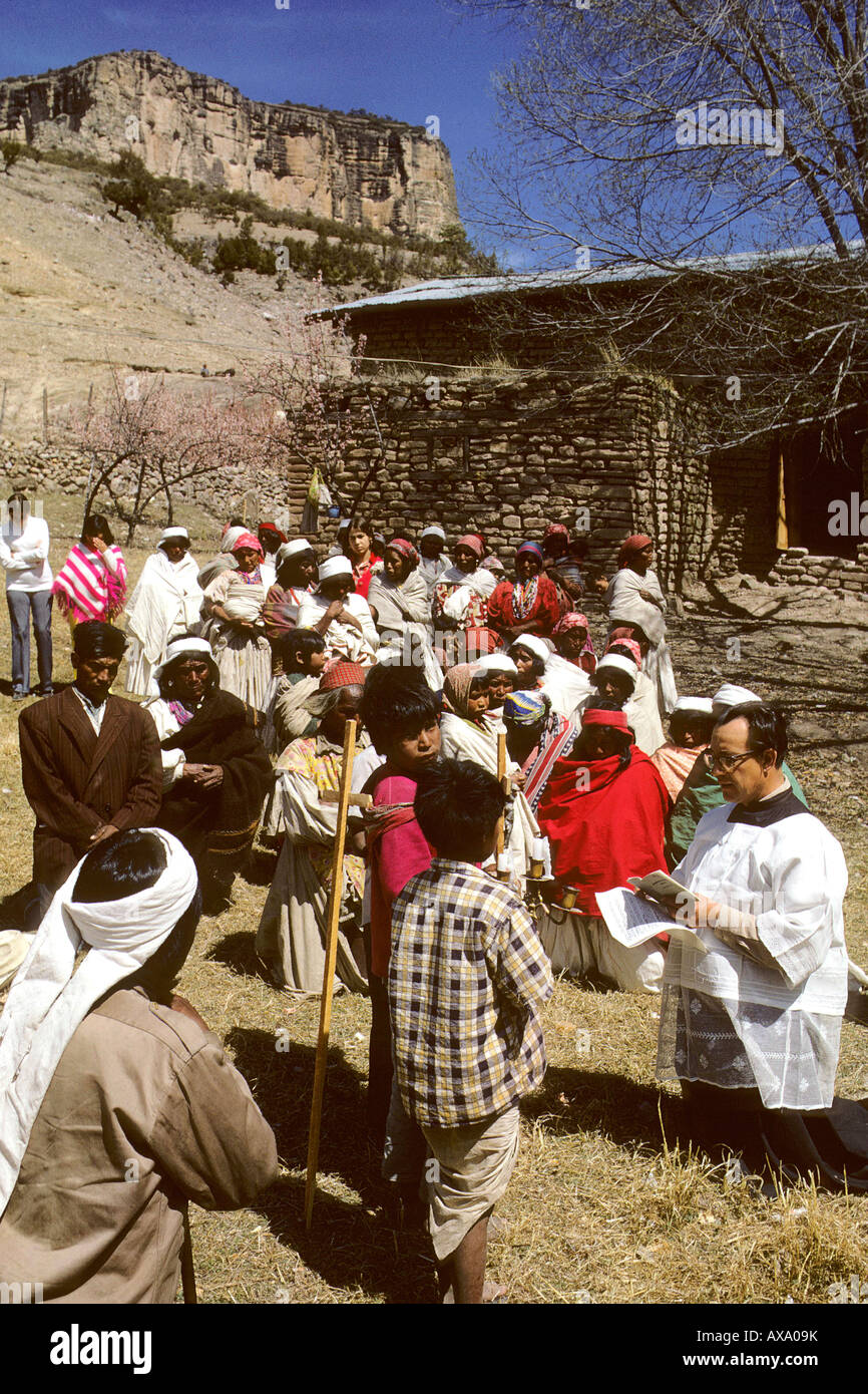 Mexiko.  Padre Luìs G Verplancken Durchführung Masse für die Tarahumara-Indianer am alten Mission Kirche von Basiguare Stockfoto