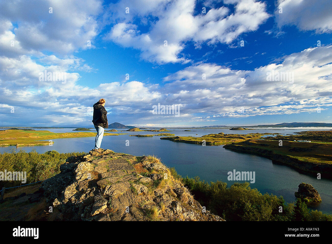 Mann stand auf einem Felsen betrachten, Myvatn, North Island, Island Stockfoto
