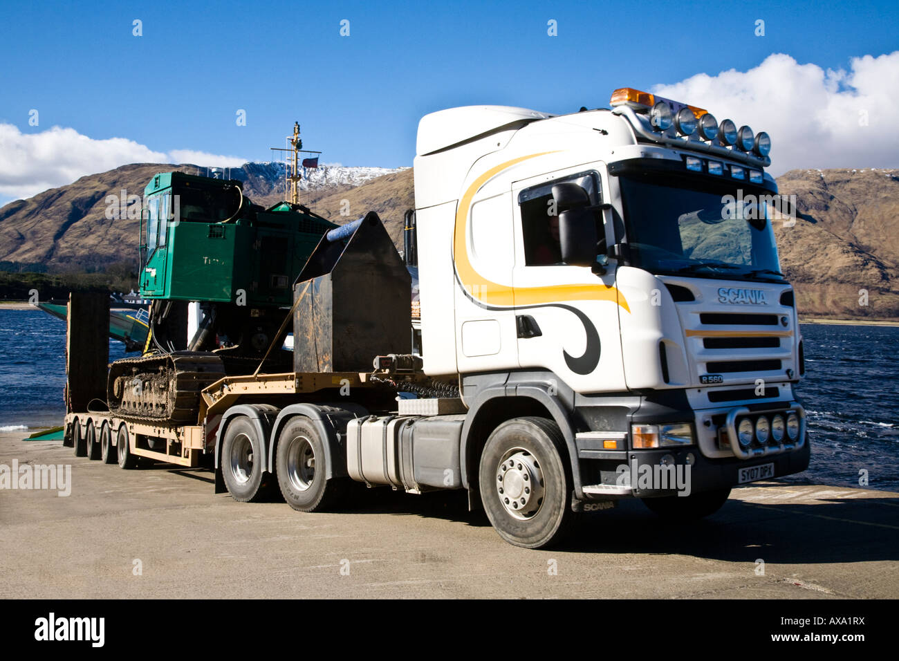 Ein Sattelschleppers schleppen eines Baggers Aussteigen aus der Corran Fähre Loch Linnhe Lochaber-Schottland Stockfoto