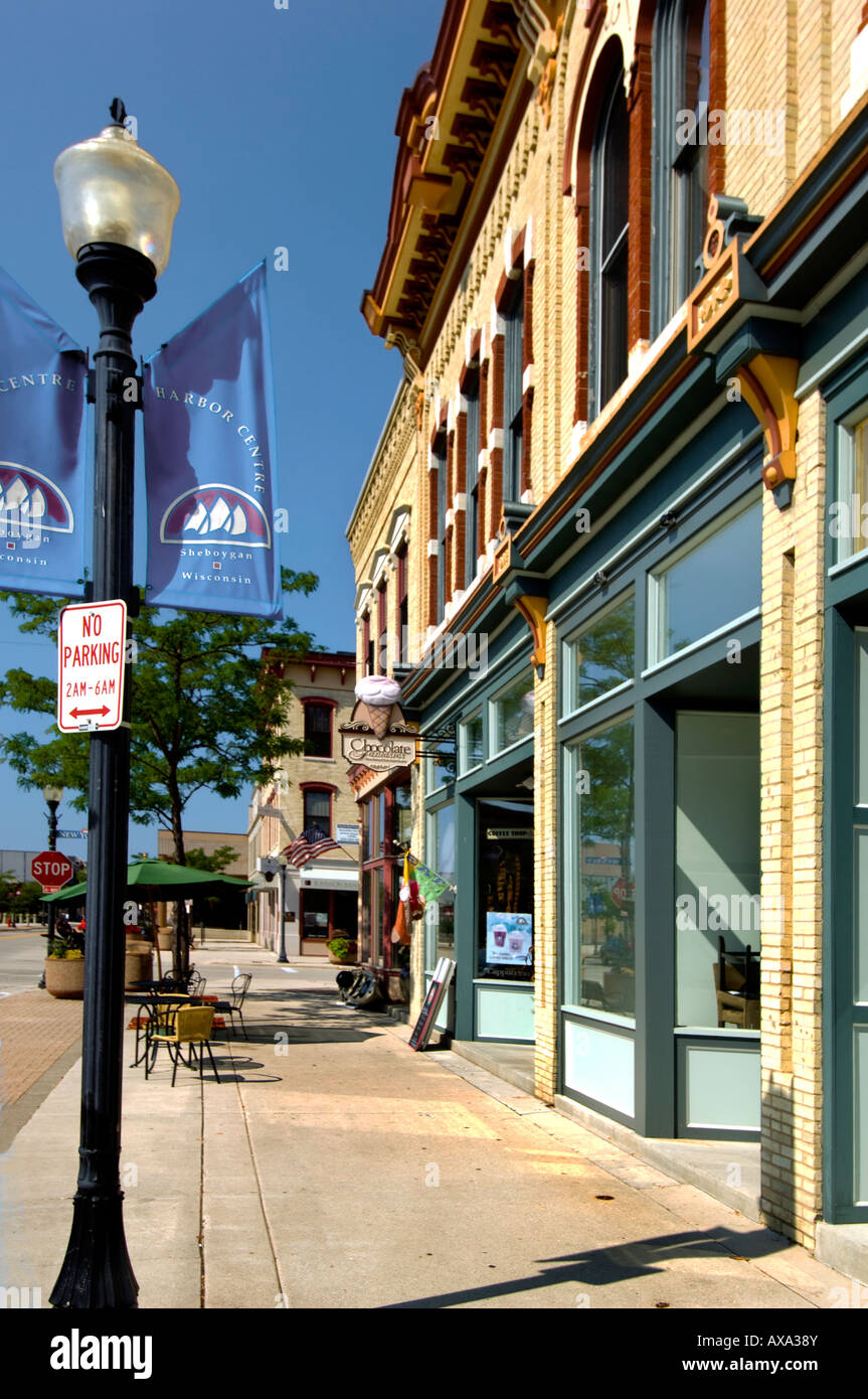 Geschäfte in historischen Gebäuden in der Innenstadt von Sheboygan, Wisconsin Stockfoto