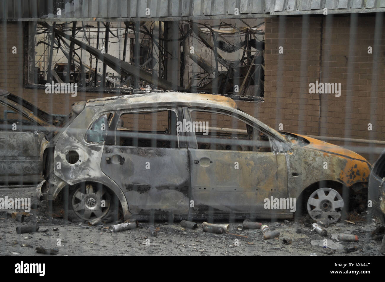 ausgebrannte Auto neben eine ausgebrannte Gebäude Stockfoto