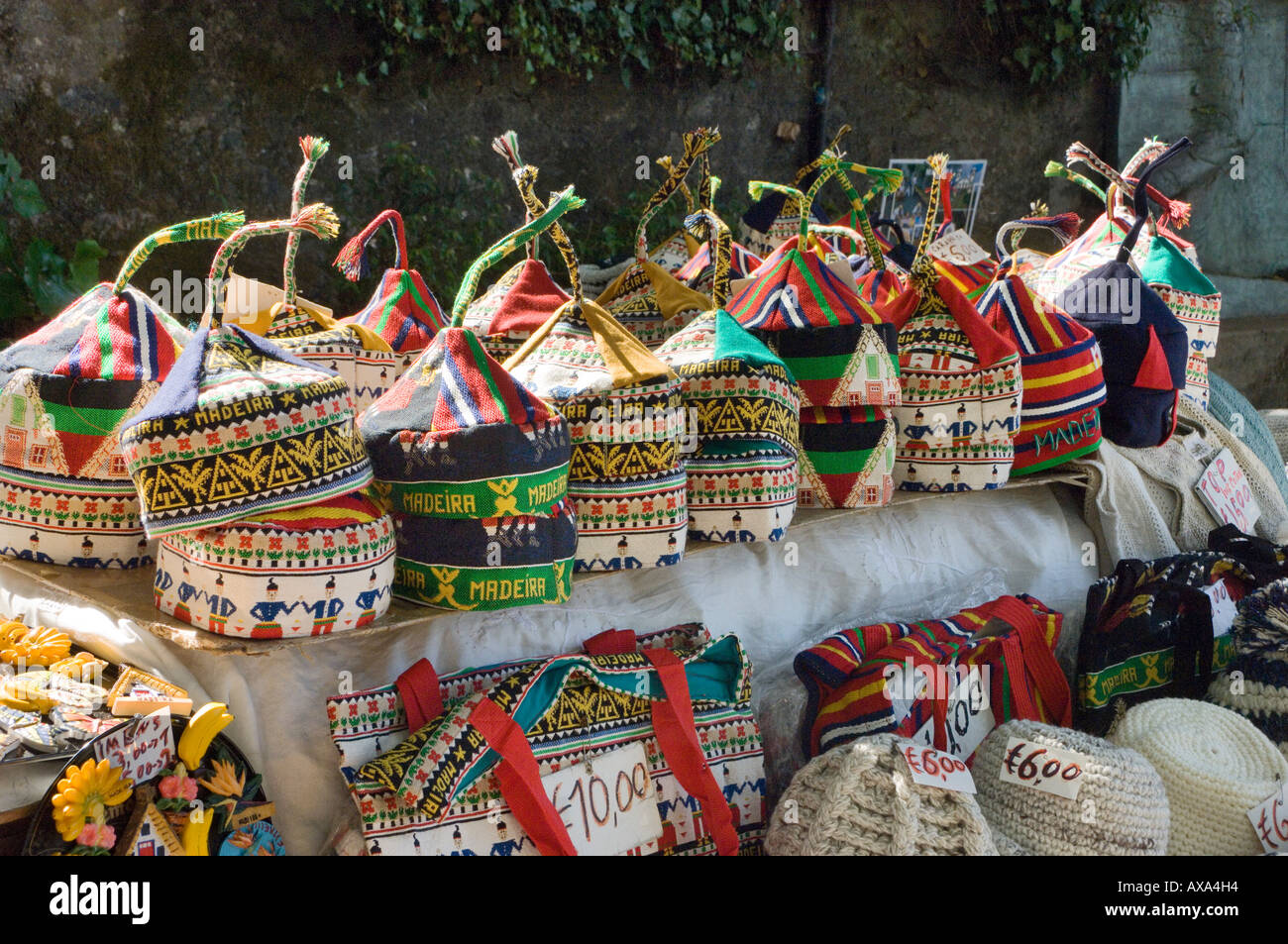 Portugal Madeira Trachtenhüte zum Verkauf an einen Souvenir-Stand auf Monte Stockfoto