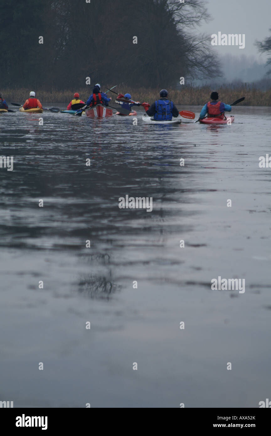 Kajak-Kanus auf gefrorenem Wasser Stockfoto