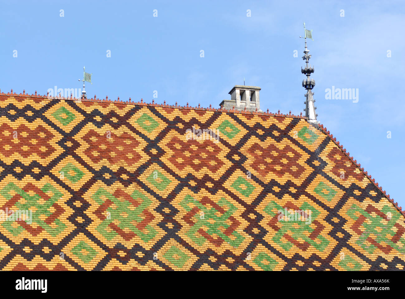 Das glasierte Ziegeldach des Hospices de Beaune Hotel Dieu in Beaune Burgund Frankreich Stockfoto