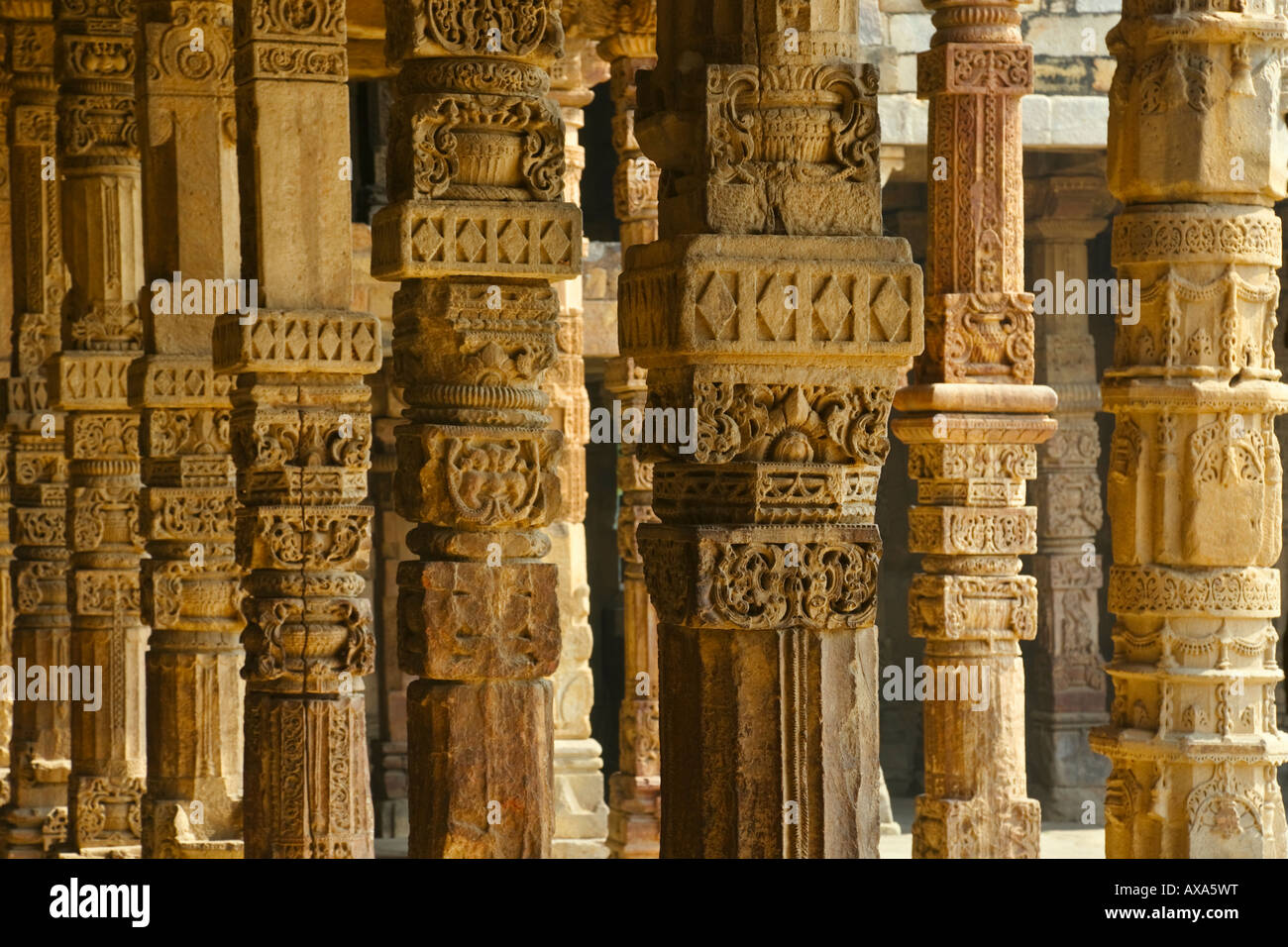 Fein geschnitzte Säulen in Qutub Minar Delhi Indien Stockfoto