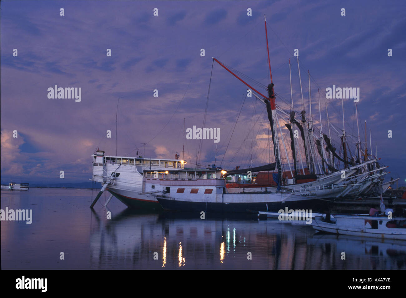 Schiffe im Hafen von Paotere im Abendlicht, Ujung Pandang, Makassar, Sulawesi, Sunda-Inseln, malaiischen Archipel, Indonesien Stockfoto