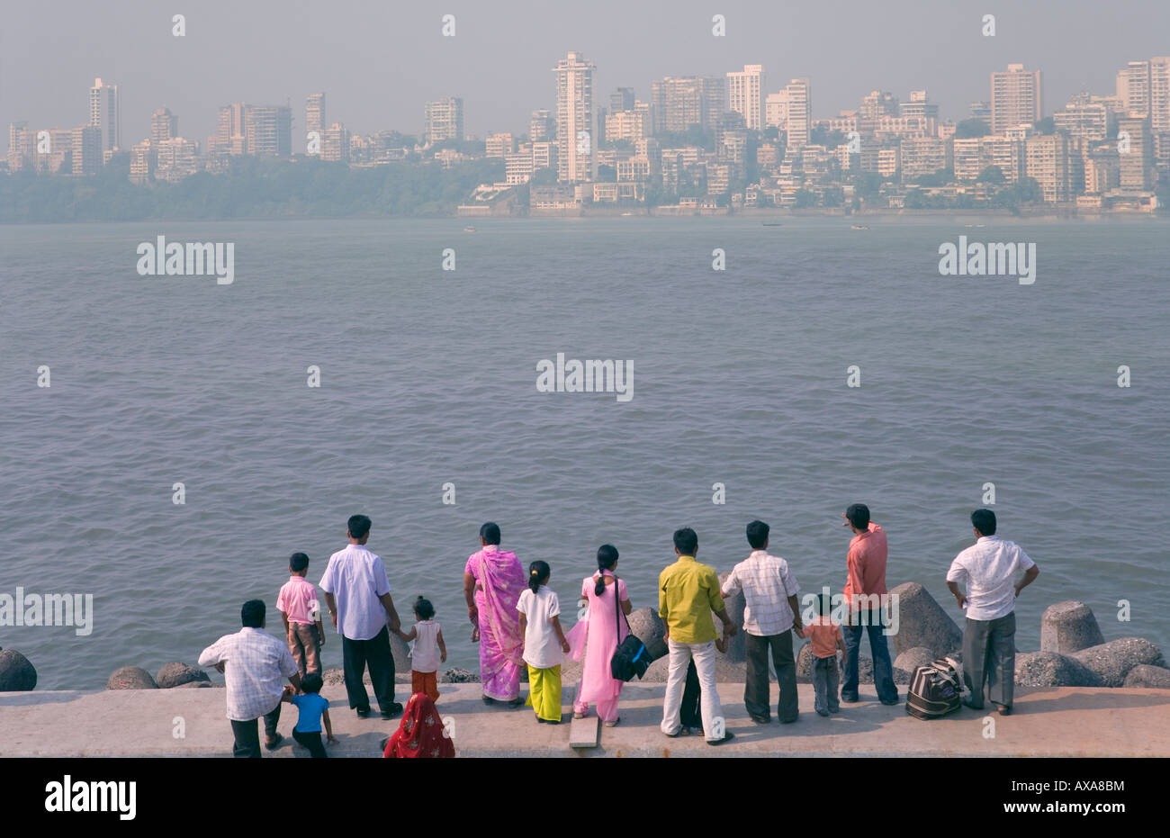 Menschen am Wasser Mumbai Indien Stockfoto