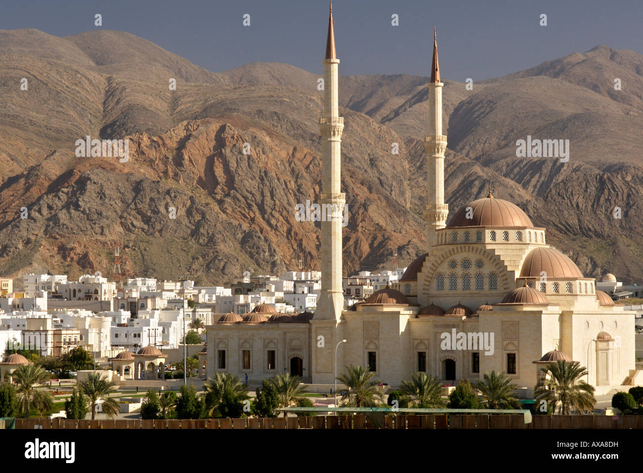 Eine Moschee und Gehäuse in Al Khuwair 33, einem Vorort von neuen Muscat, der Hauptstadt des Sultanats Oman. Stockfoto