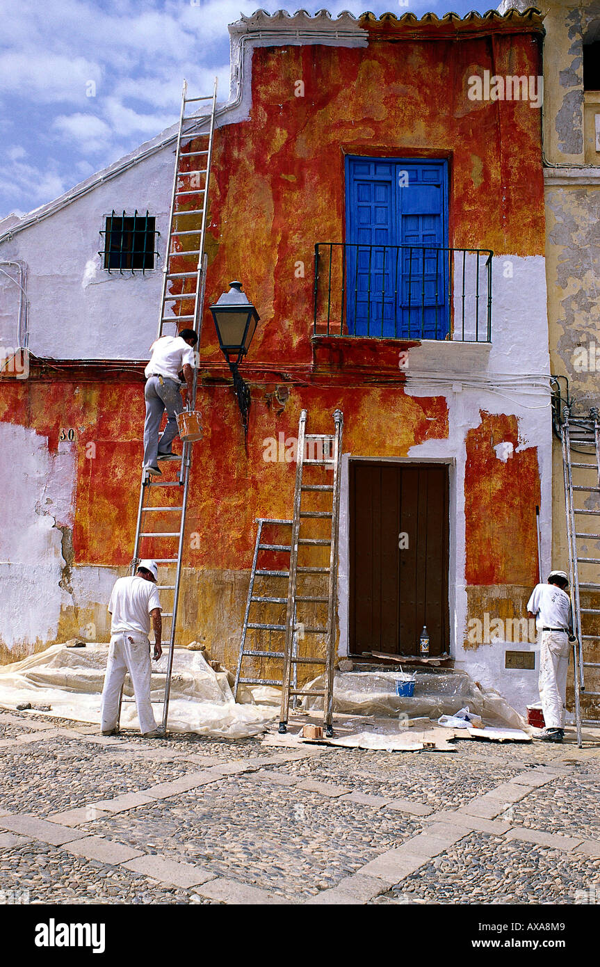 Maler malen ein Haus Fassade, Antequera, Andalusien, Spanien Stockfoto