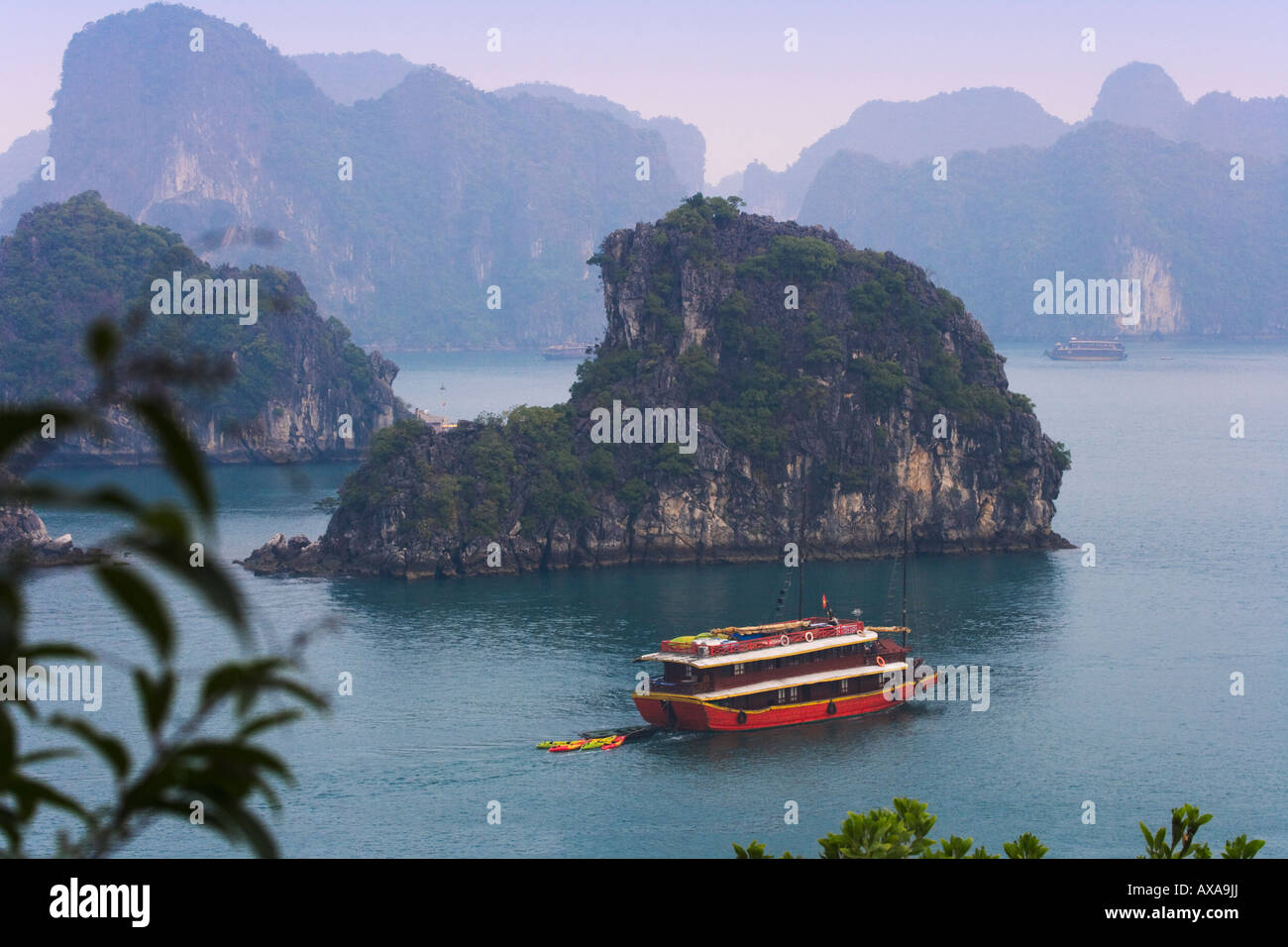 Junk-e-Boote und Karst Inseln in der Halong Bucht Vietnam Stockfoto