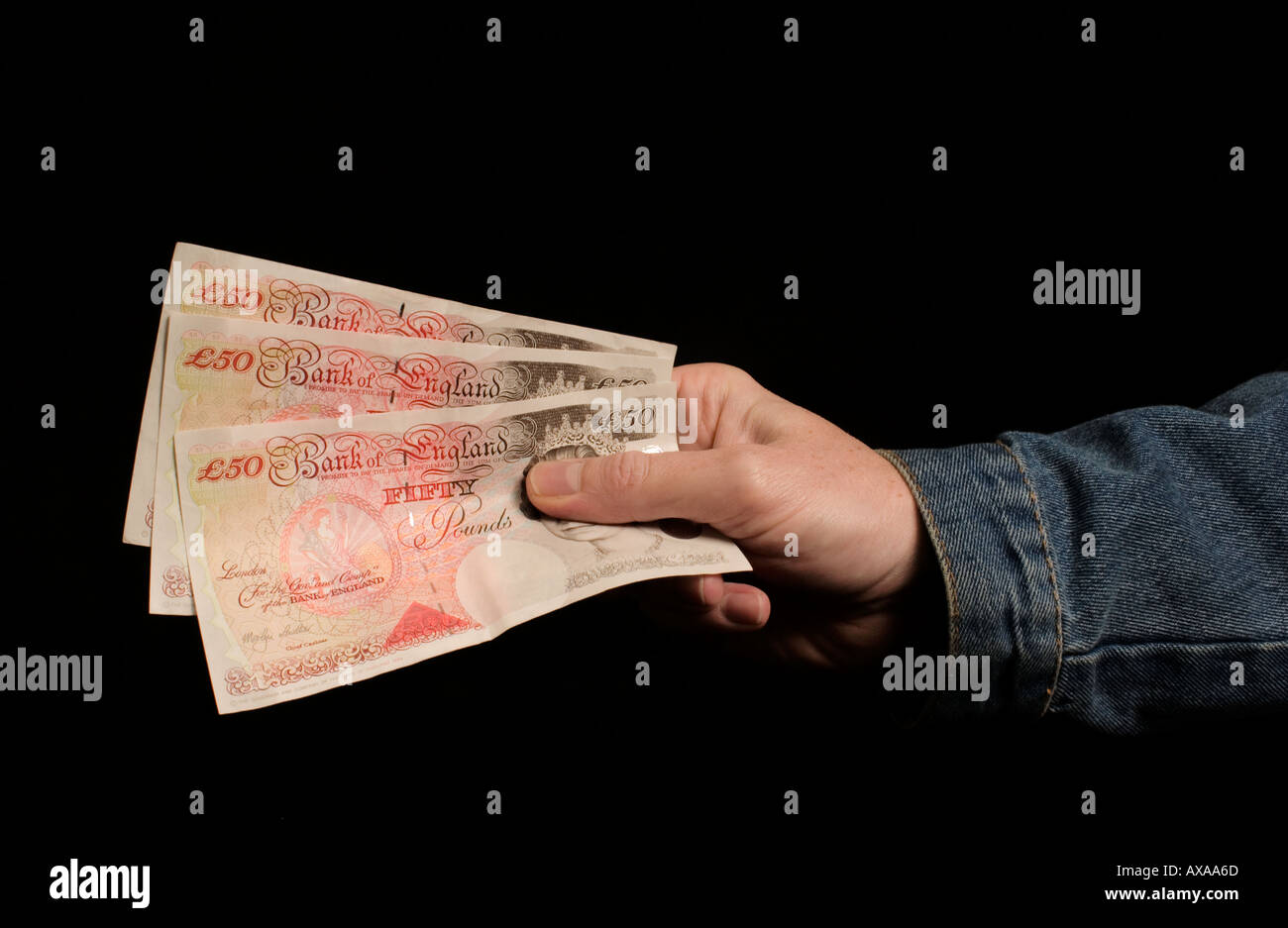 Hand mit zehn Pfund-Noten Stockfoto