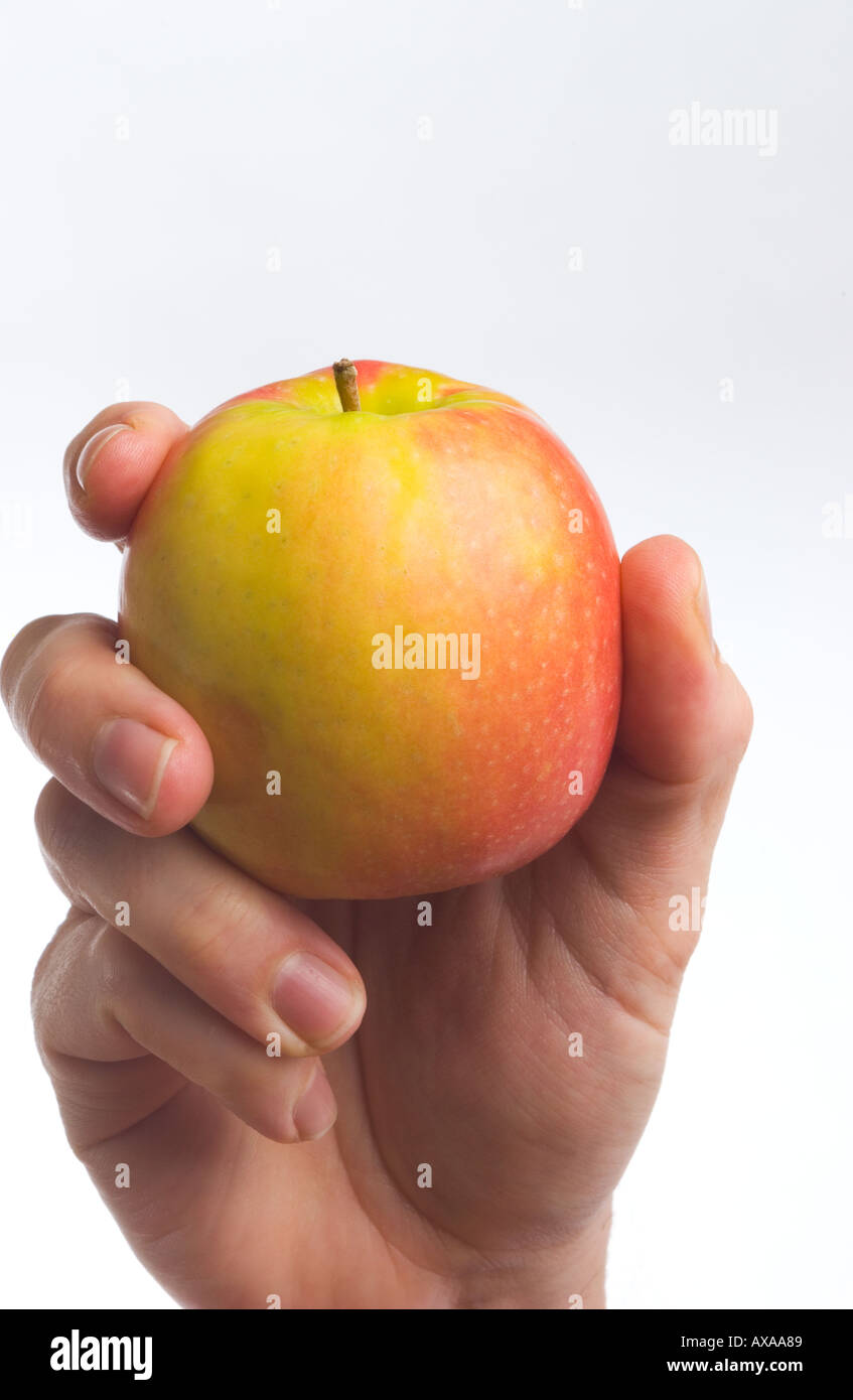 Hand mit Apfel Stockfoto