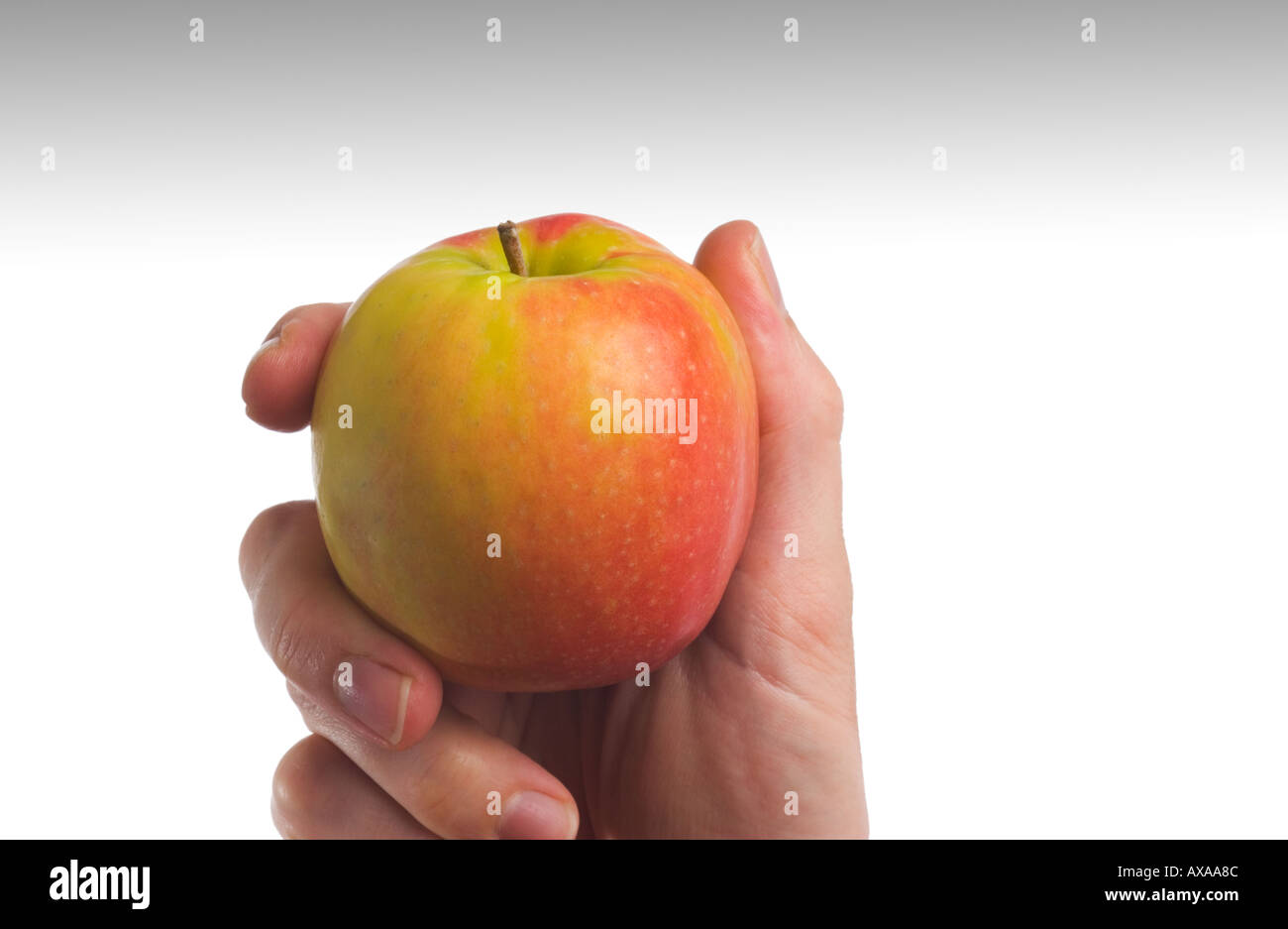 Hand mit Apfel Stockfoto