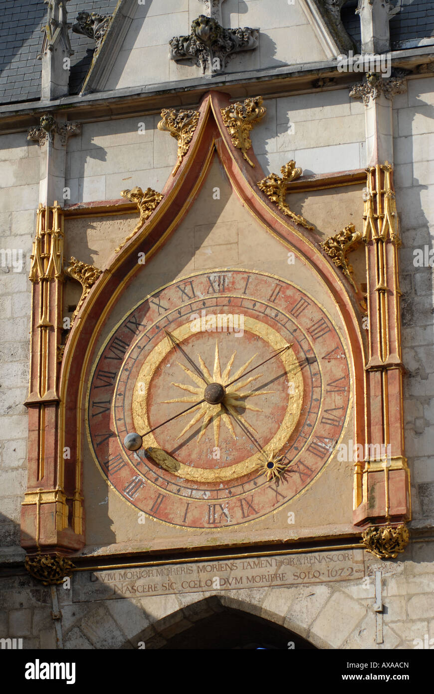 Der Tour-de-I'Horloge mit 15. Jahrhundert Zifferblatt in Auxerre im Burgund, Frankreich. Stockfoto