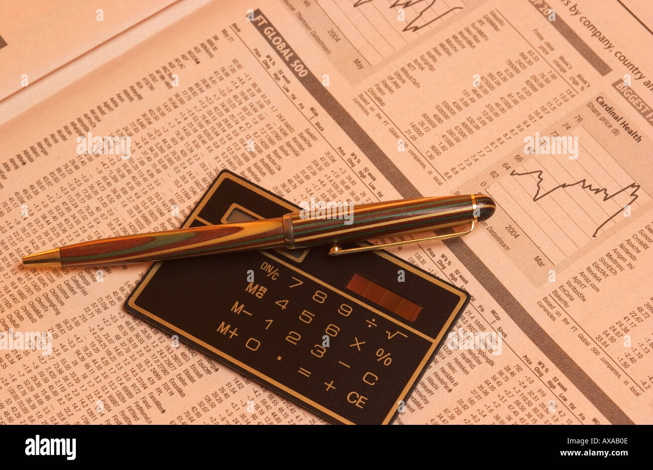 Stift und Taschenrechner Finanzseiten Stockfoto