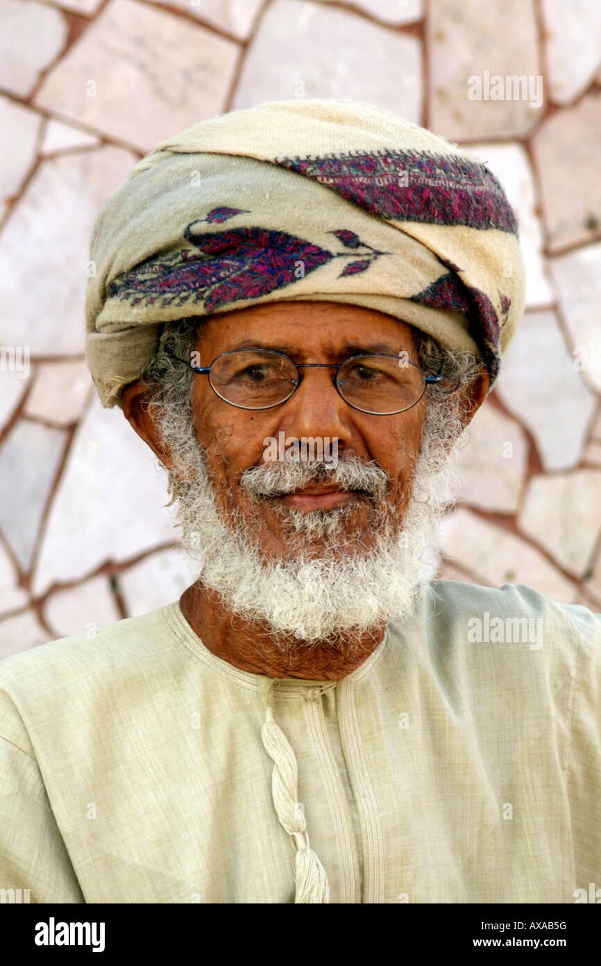 Portrait eines omanischen Mannes in Muscat, der Hauptstadt des Sultanats Oman. Stockfoto