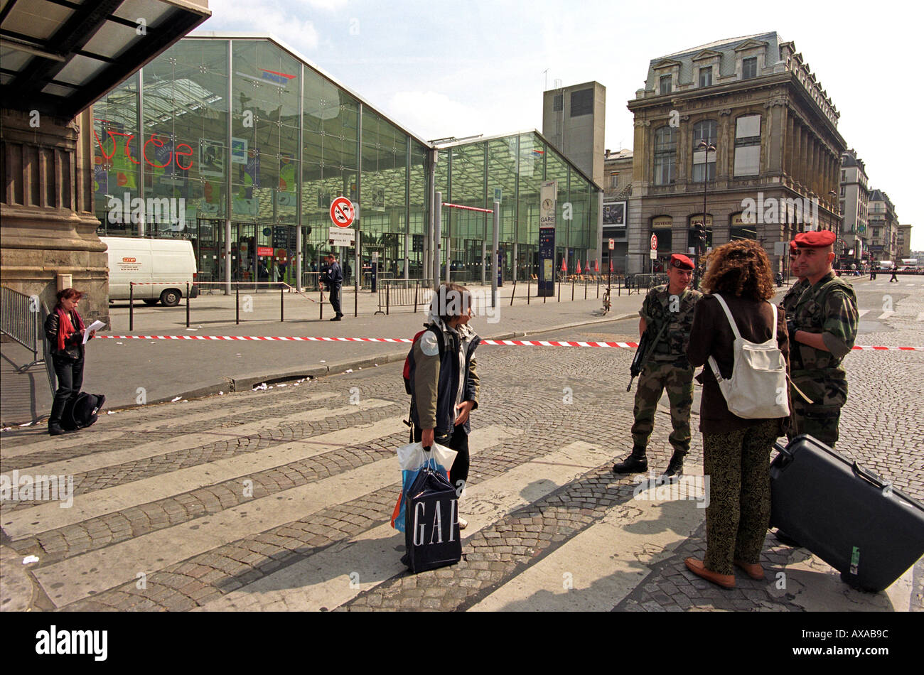 Soldaten vor dem Bahnhof Gare du Nord Bahnhof in Paris Frankreich nach einer Bombendrohung Stockfoto