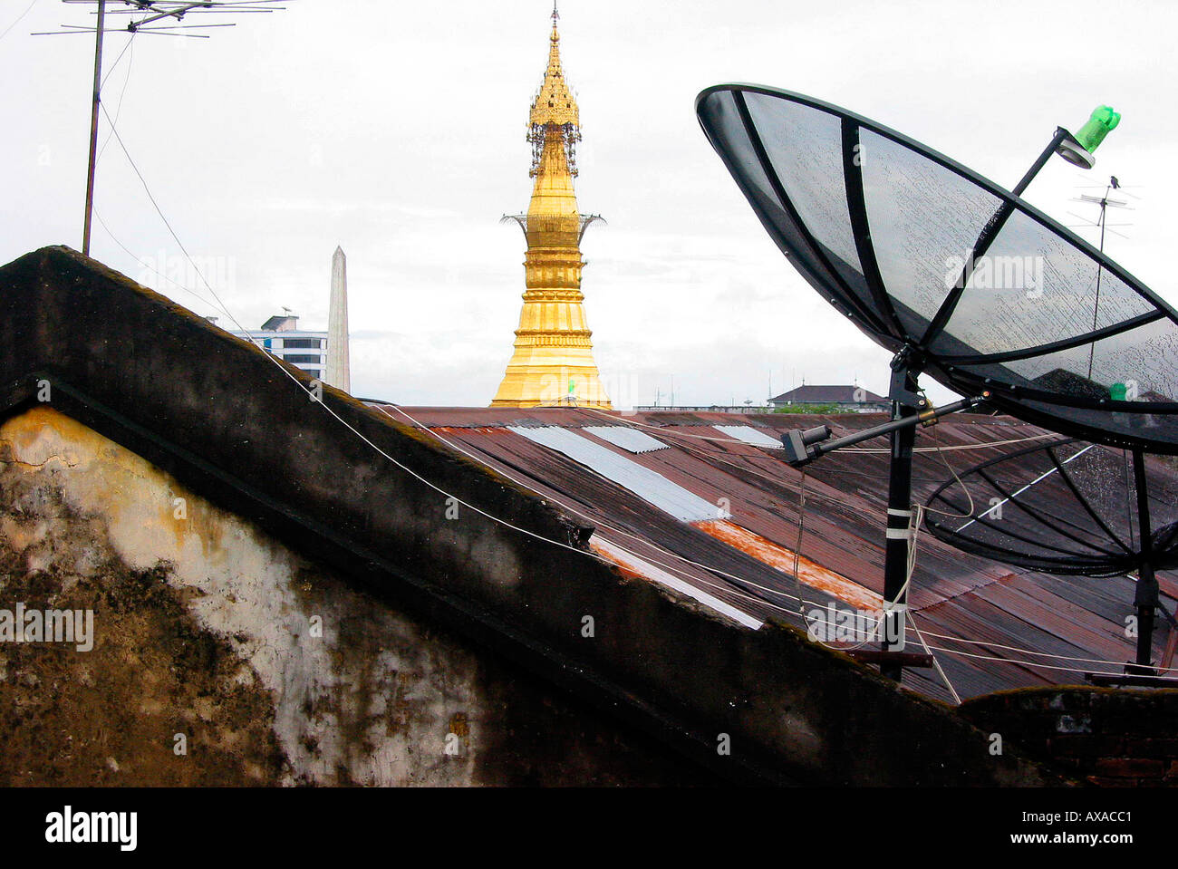 Satellitenschüsseln Fernsehen neben Sule Pagode Rangun-Yangon-Birma-Myanmar Stockfoto