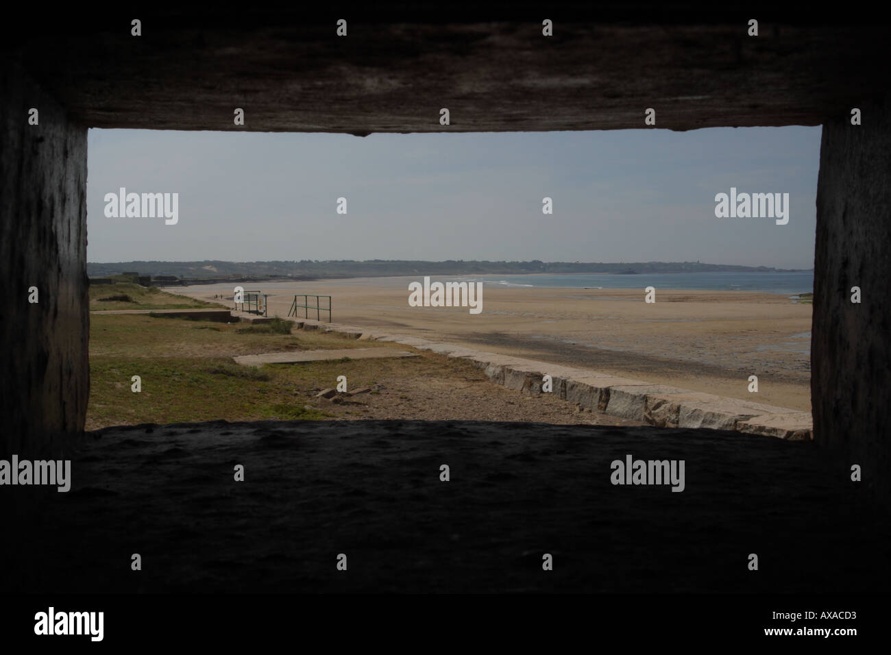 BLICK DURCH MASCHINENGEWEHR POSITION IM DEUTSCHEN BUNKER JERSEY KANALINSELN Stockfoto