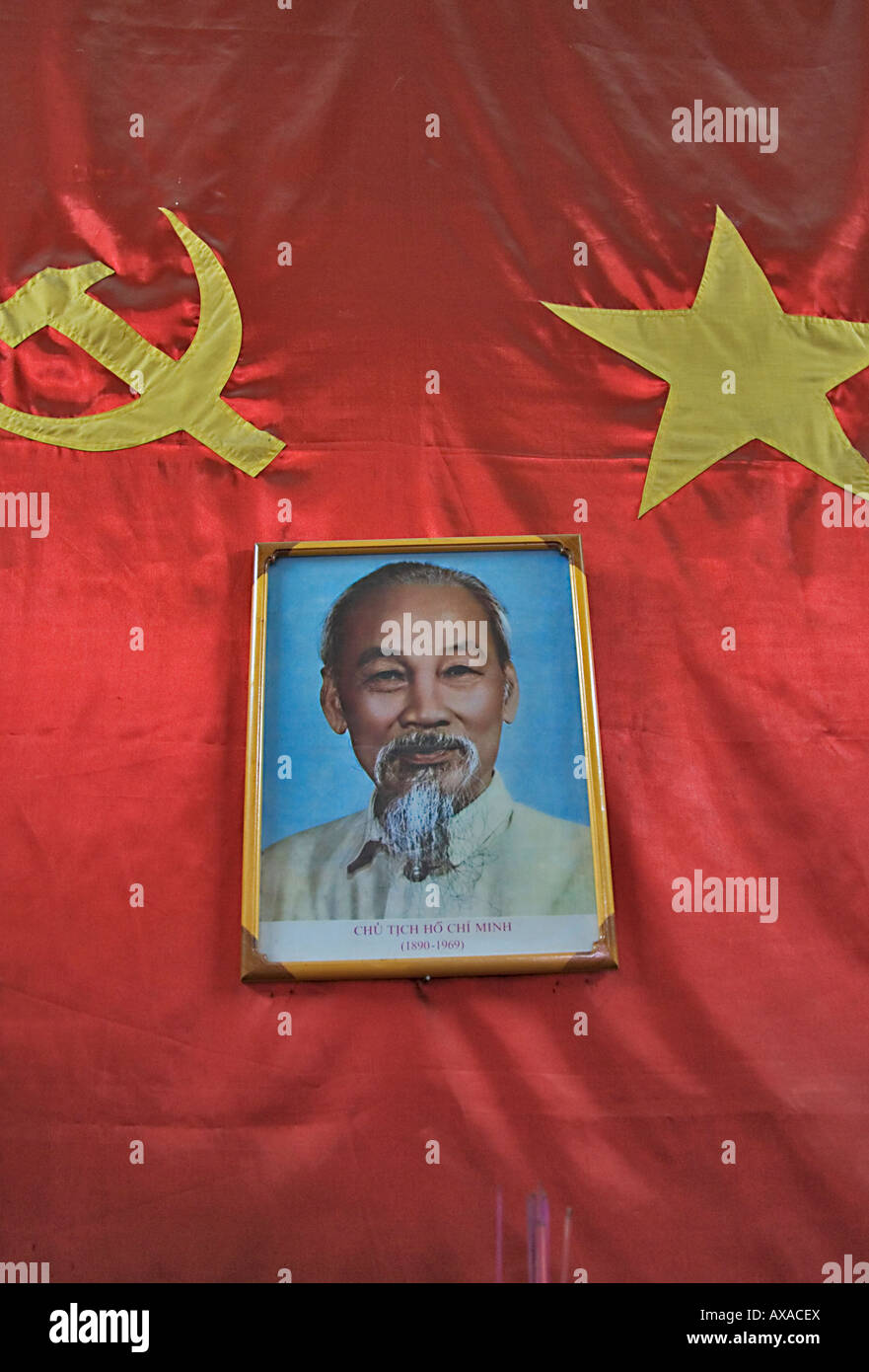 Nationalflagge und Porträt von Ho Chi Minh Vietnam Stockfoto