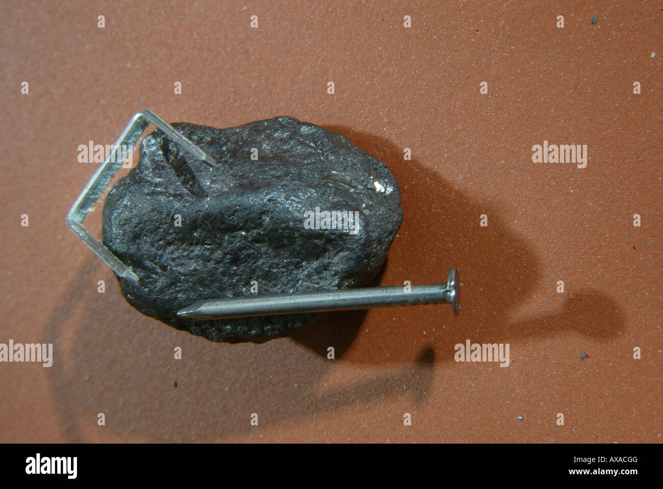 Magnetit Stein magnetische Aktion hält Metall Gegenstände gegen sich selbst. Stockfoto